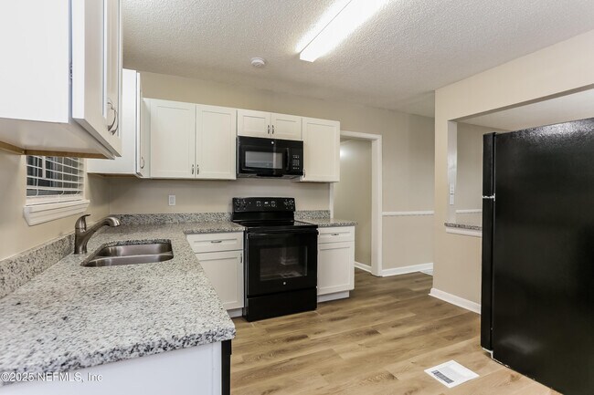 Foto del edificio - 5909 Caribbean Ct N