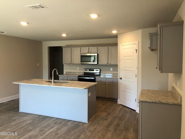 Foto del edificio - 6578 Eastland Cir