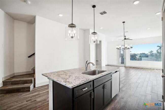 Building Photo - 289 Stargrass Unit 3