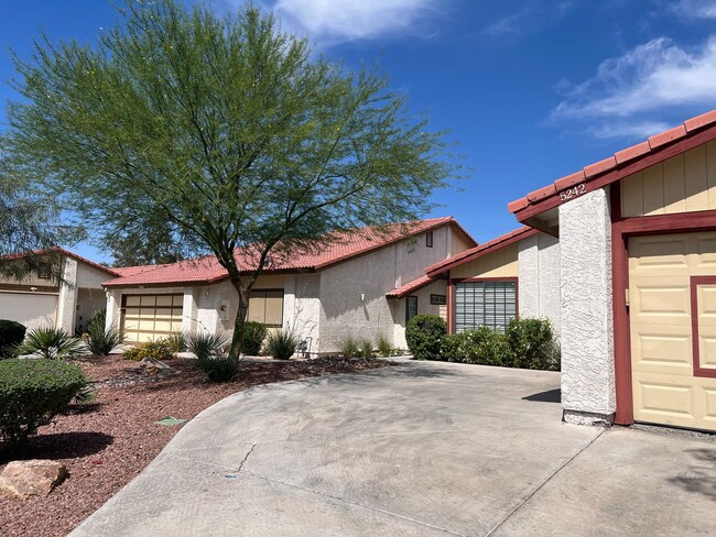 Building Photo - Gated community/pool