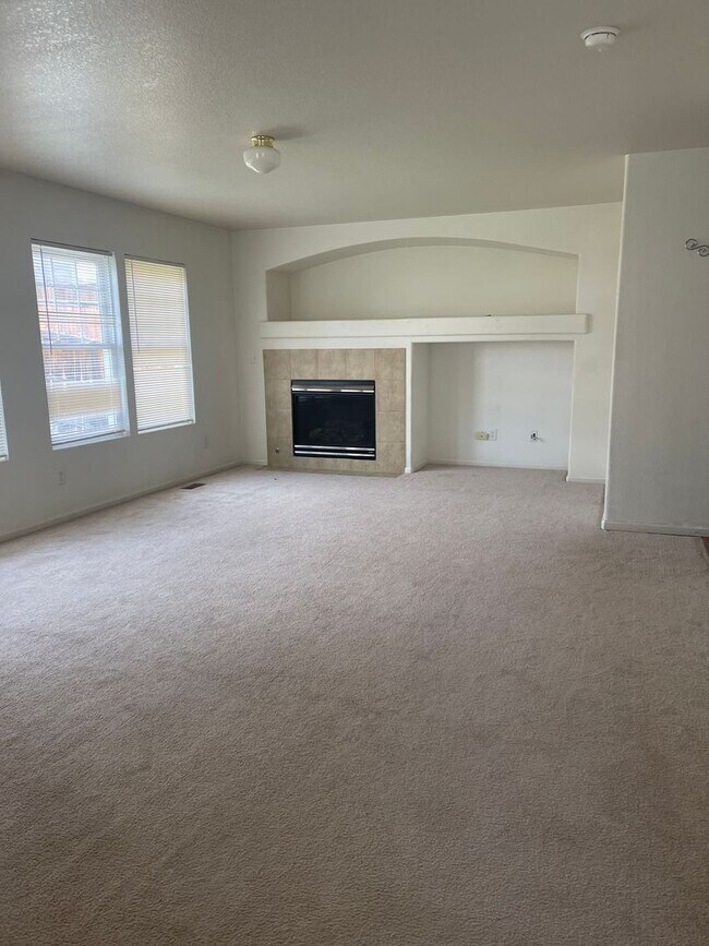 Foto del edificio - 3 bedroom, 2 bathroom single family house in Aurora