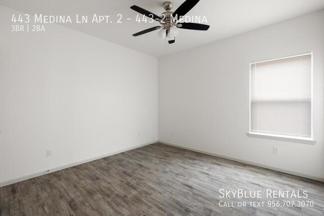 Foto del edificio - 443 Medina Drive Service Rd