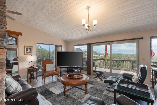 Foto del edificio - 647 Fiesta Ln