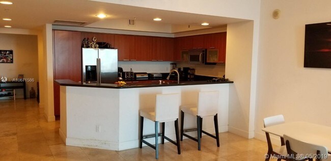 Foto del edificio - 14951 Royal Oaks Ln