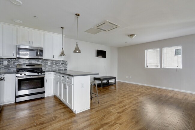 Building Photo - 1160 W 36th Pl