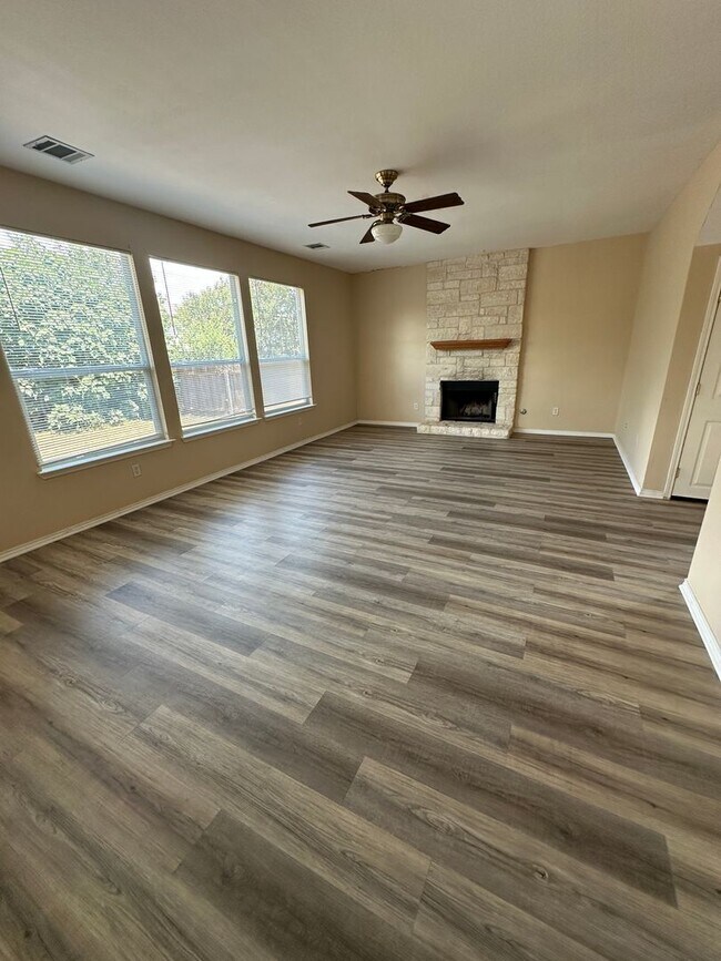 Building Photo - Large single family home - Available now!