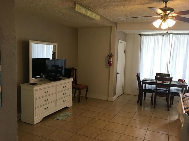 Building Photo - 909 University Blvd