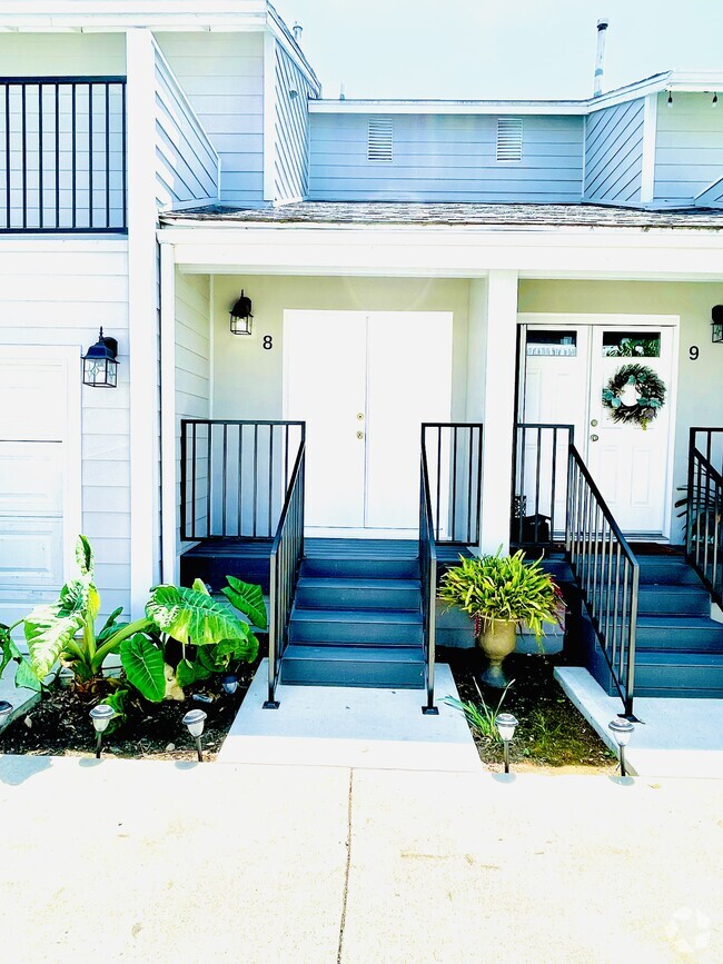 Building Photo - 2104 Raymond Ave