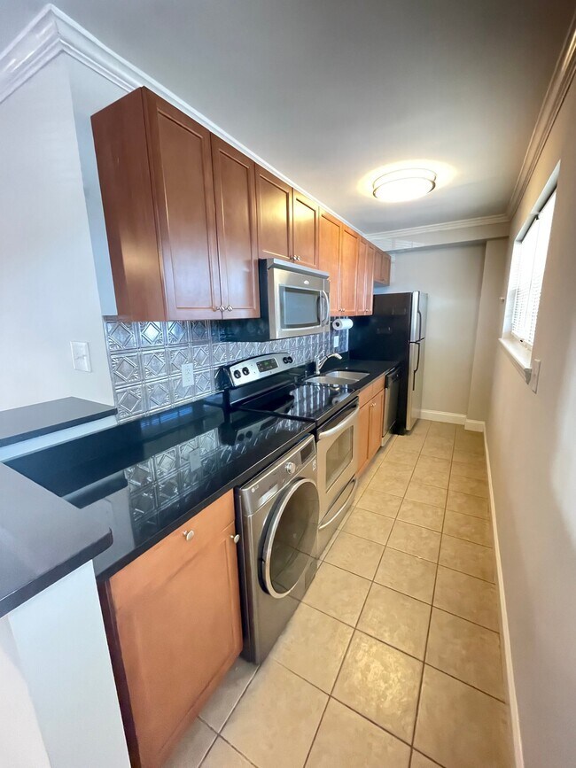 Foto del edificio - 897 N Highland Ave NE