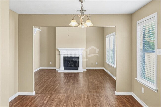 Foto del edificio - 8923 Wild Rose Ln