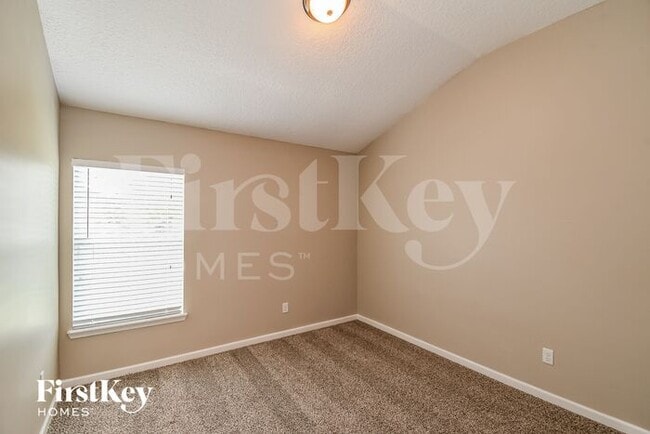 Building Photo - 324 W New England Dr