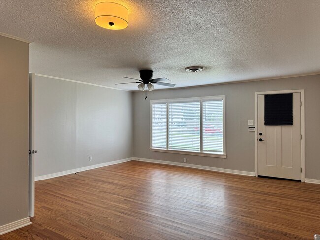 Building Photo - 1206 S Fleishel Ave