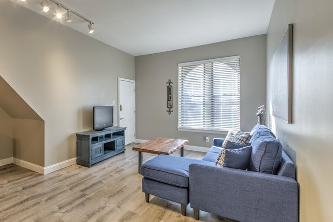 Building Photo - 3625 McRee Ave
