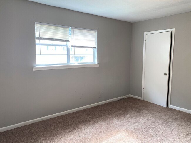 Foto del edificio - 4053 Log Cabin Dr