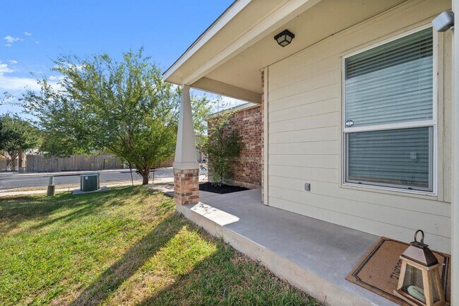 Foto del edificio - 5704 Levenwood Ln