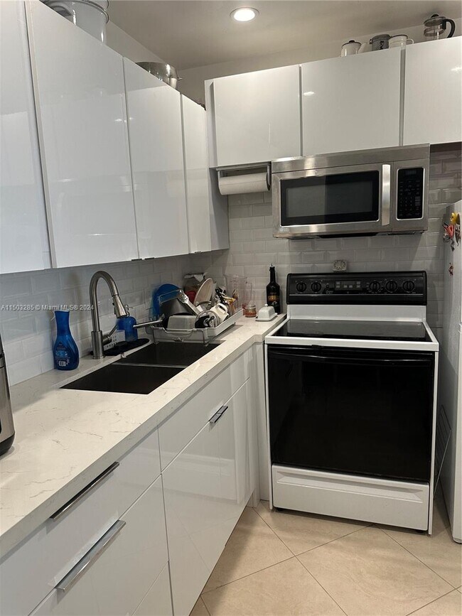 Building Photo - 502 Tilford N