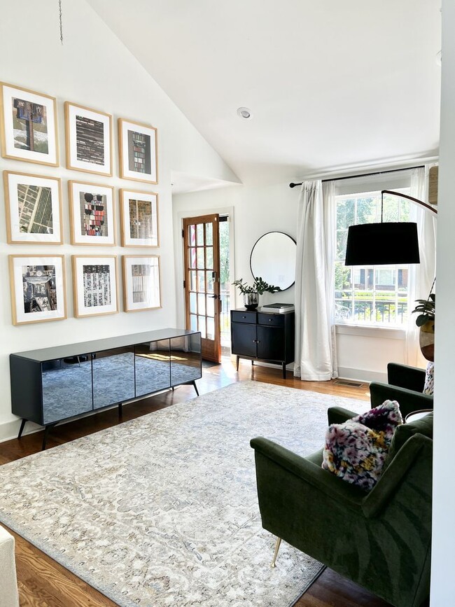 Building Photo - Updated and airy Brookside Home with a pool!