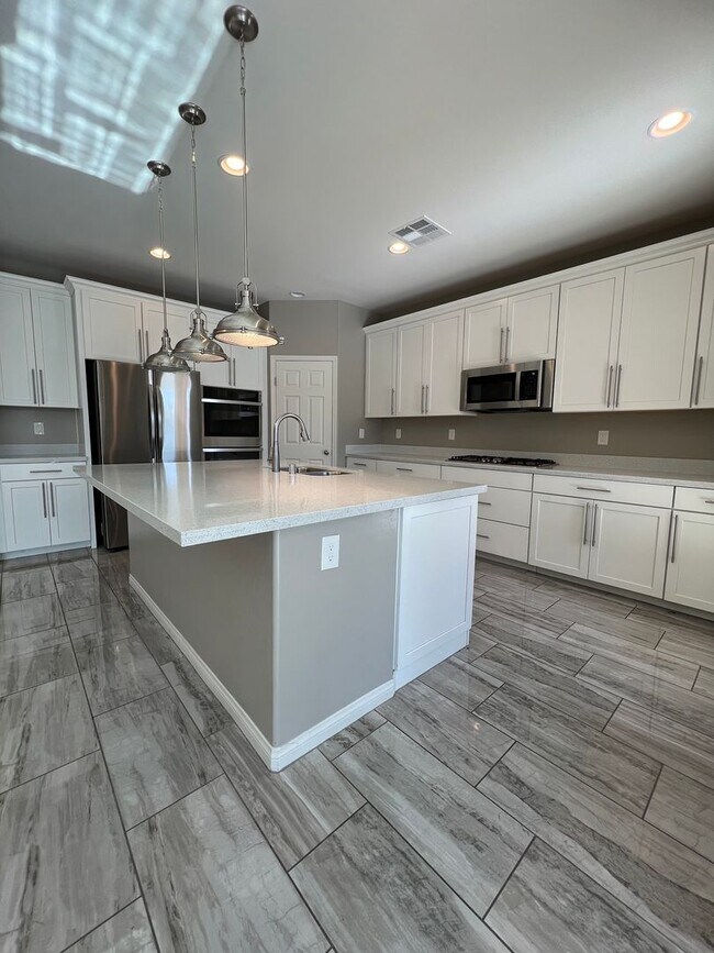 Building Photo - Truly Fabulous 3 Bed 2 Bath One Story Home!