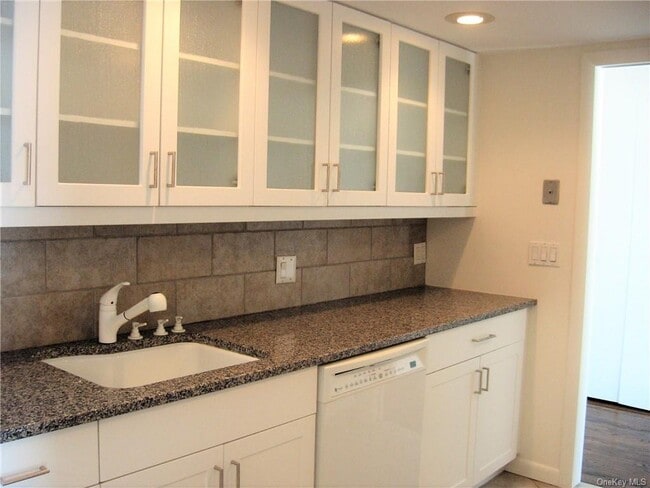 Building Photo - 500 High Point Dr