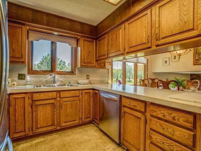 Foto del edificio - Beautiful 4 Bedroom 3 Bathroom Home With 2...