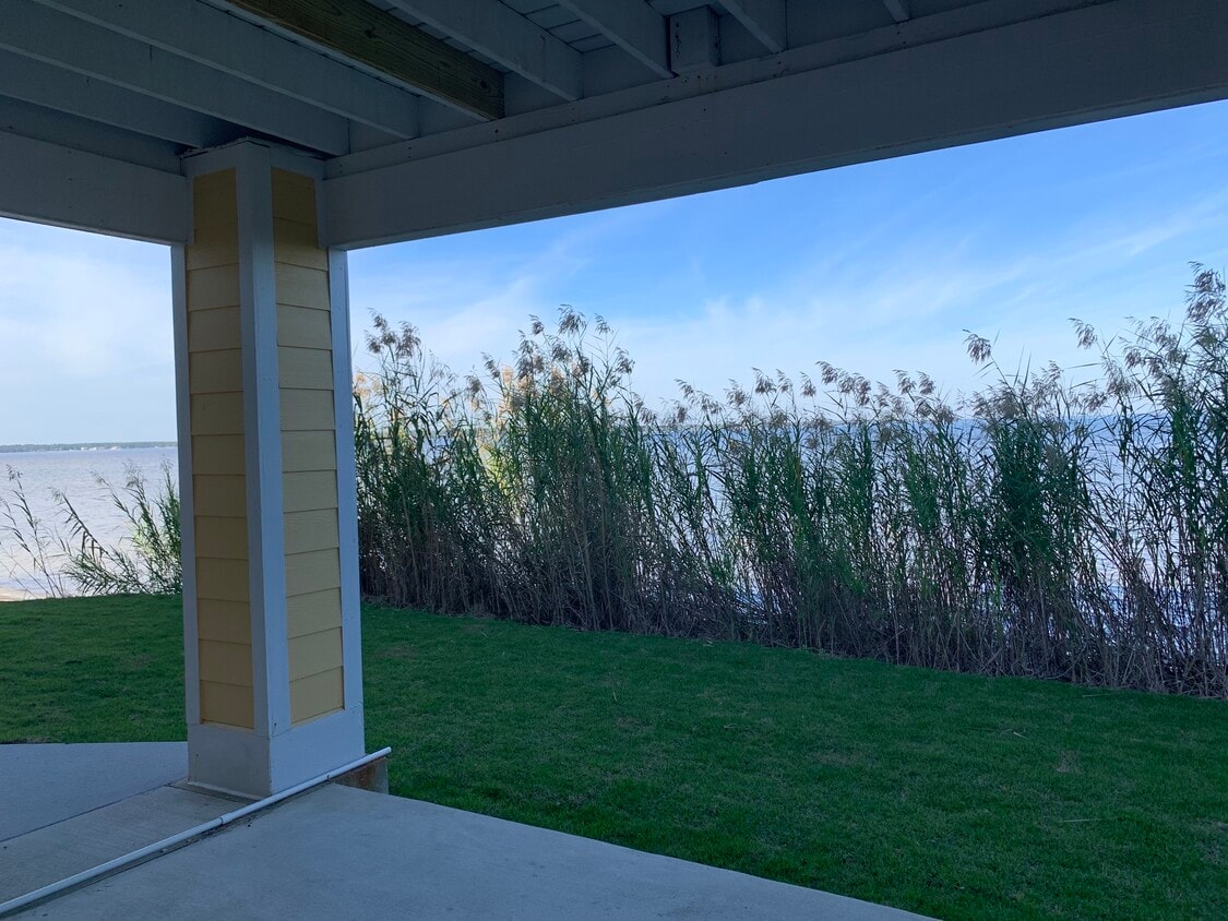 Foto principal - 16068 Innerarity Point Rd