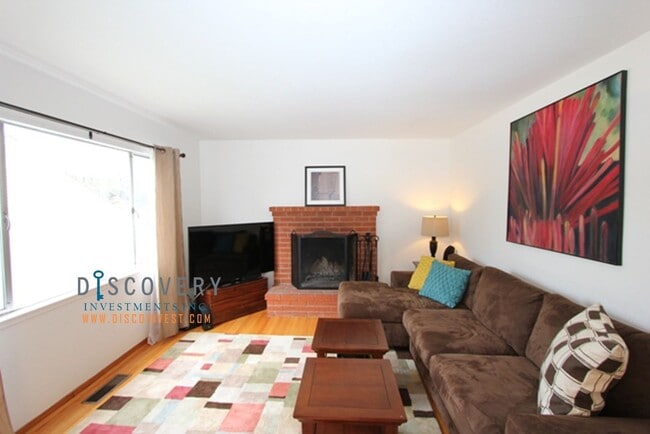 Building Photo - Charming Mid-Century Piedmont Home