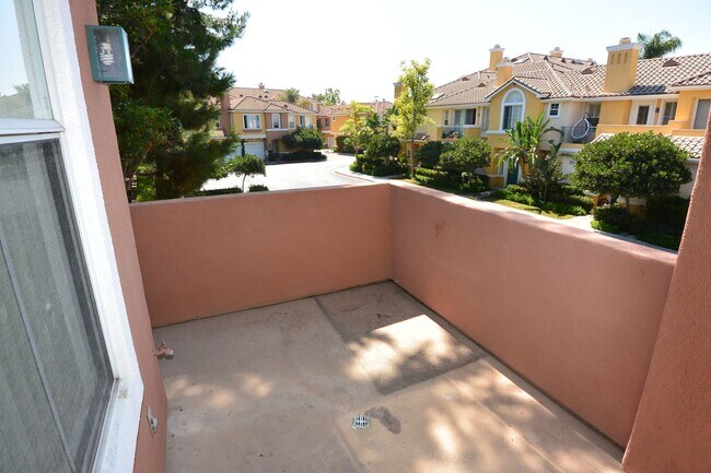 Building Photo - 2 Bed, 2 Bath two-story condo in Irvine.
