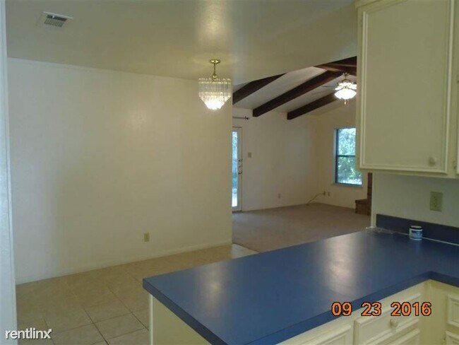 Building Photo - 3 br, 2 bath House - 800 End O Trl