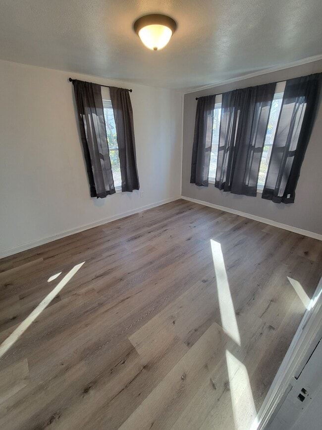 Building Photo - 513 W 7th Ave