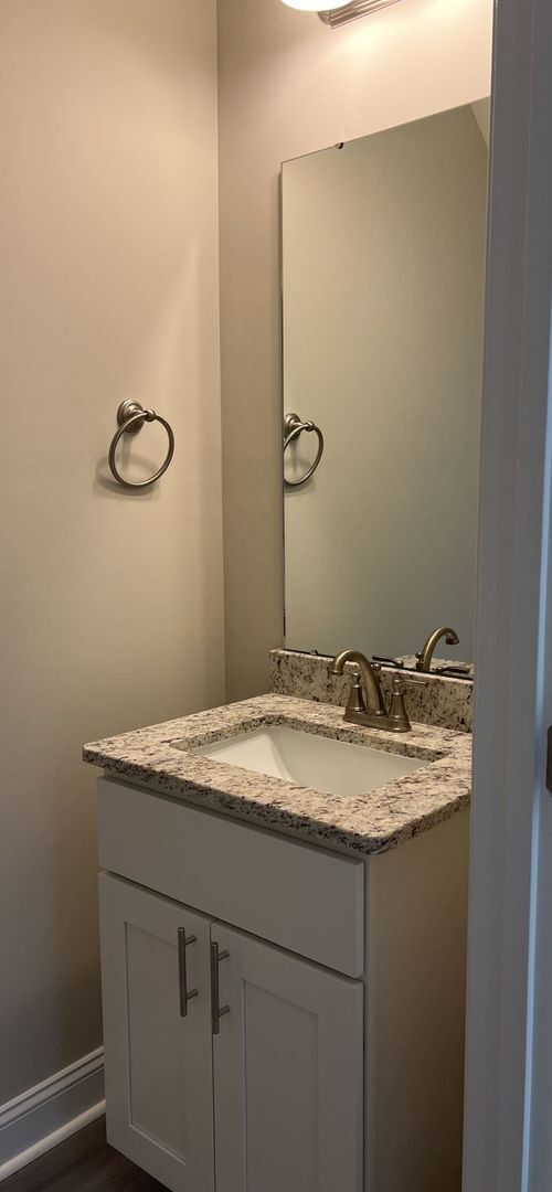 Building Photo - Beautiful 2 bedroom, 2.5 bath Townhouse