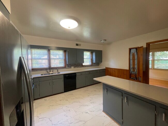 Building Photo - 3860 Shattalon Dr