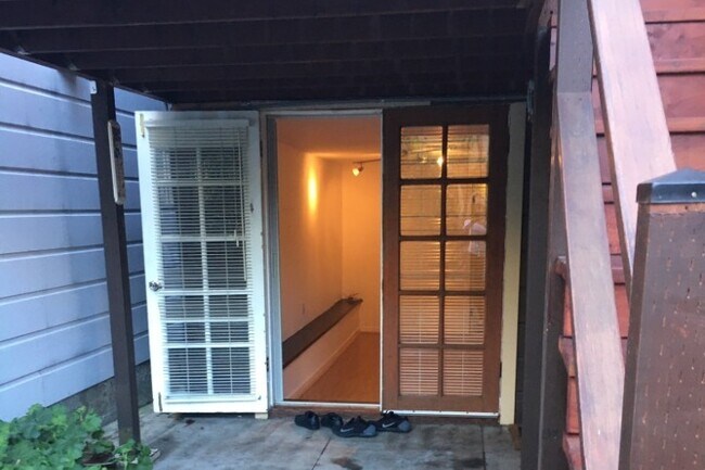 Double door entrance - 2820 Baker St Apartments