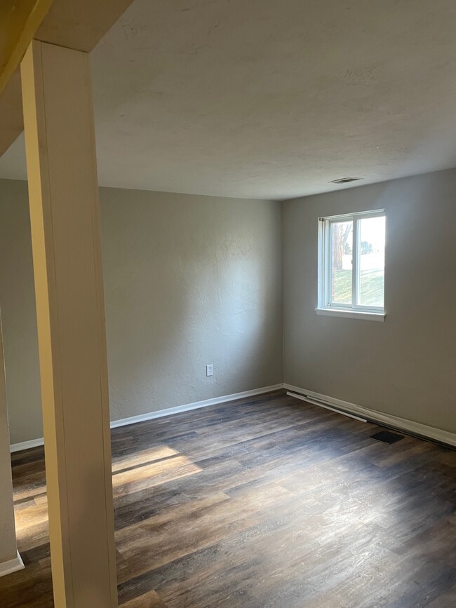 Building Photo - 102 Greenwood Dr