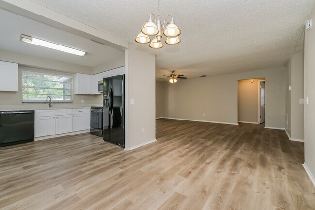 Building Photo - 8431 Duval Dr