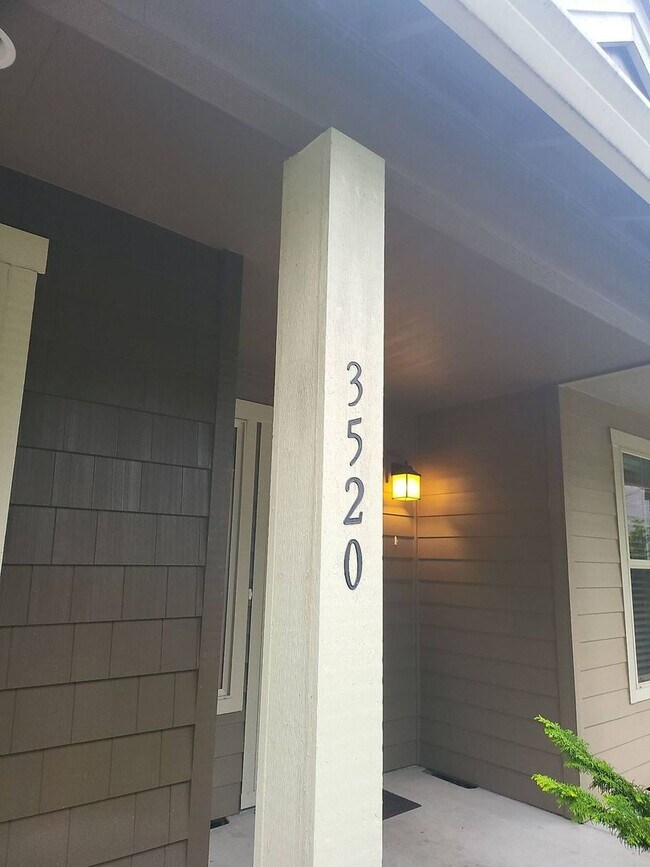 Foto del edificio - 3 bedroom town home in perfect location