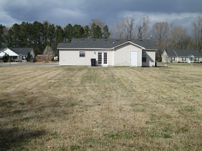 Building Photo - Elegance in Elizabeth City!