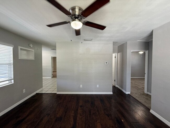 Foto del edificio - Available Now! Charming 3-Bedroom Home with Fenced Backyard in St. Petersburg!