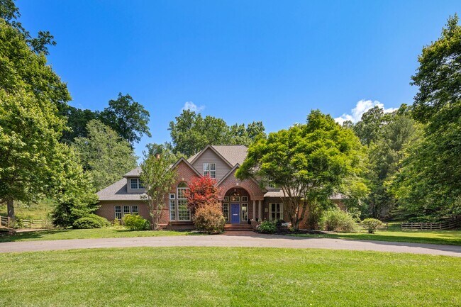 Foto del edificio - Spacious 6-Bedroom Furnished Home Near Asheville – Privacy, Comfort & Convenience!