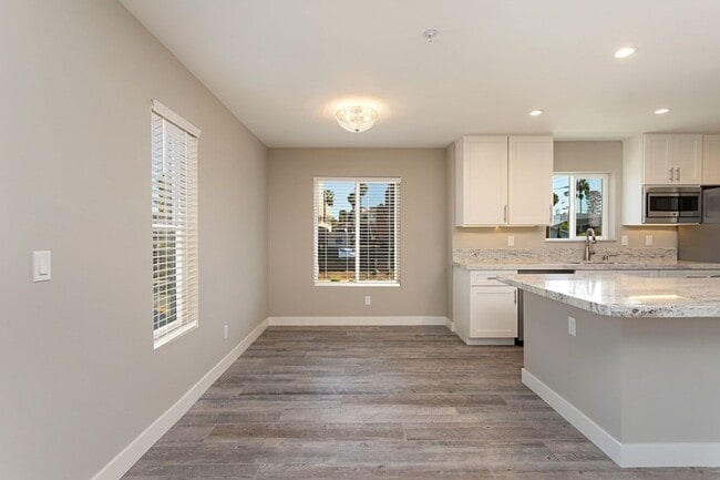 Building Photo - Modern Condo West of PCH!