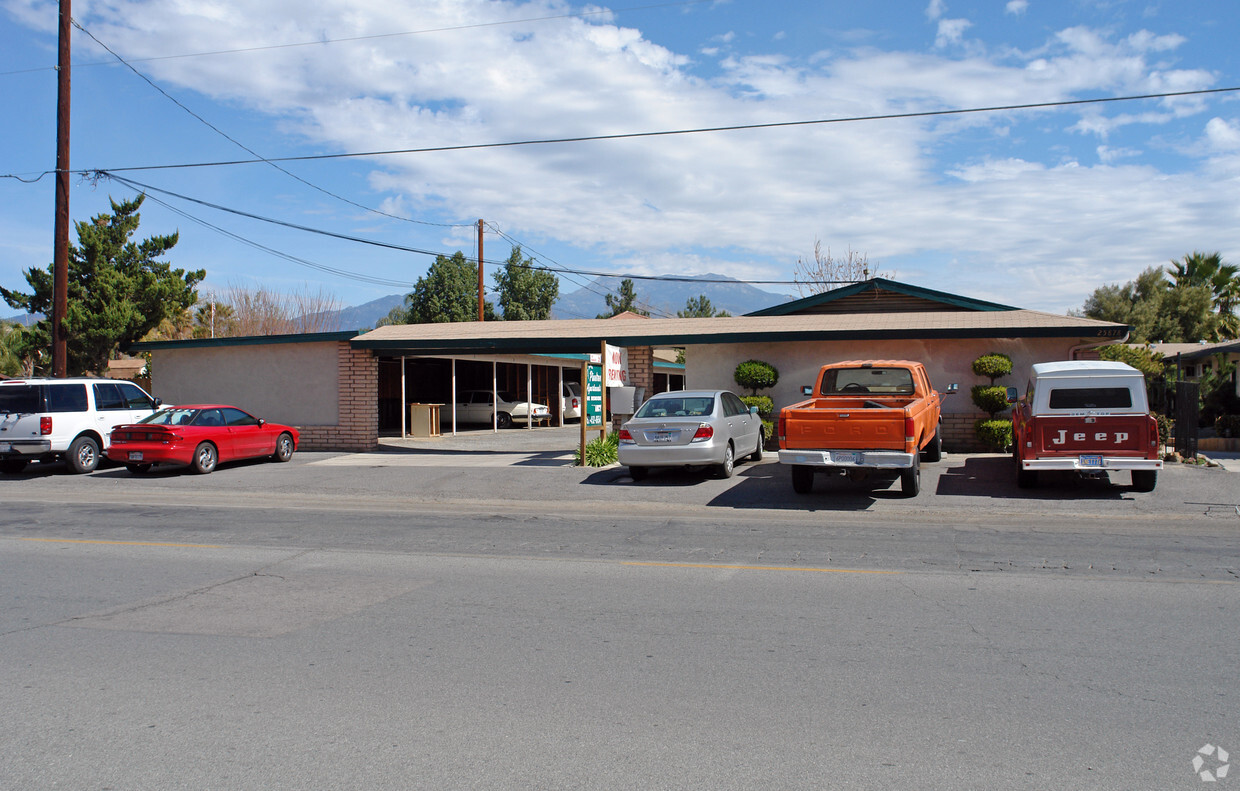 Building Photo - Pinetree Apts.