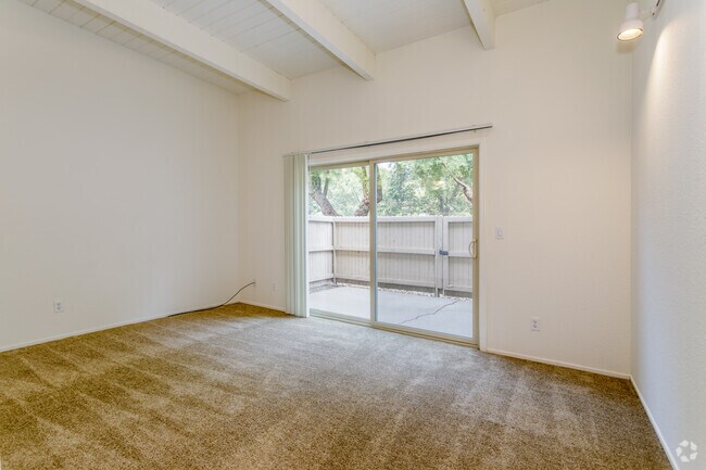 2HAB, 1,5BA - 978SF - The Drake and Anderson Court