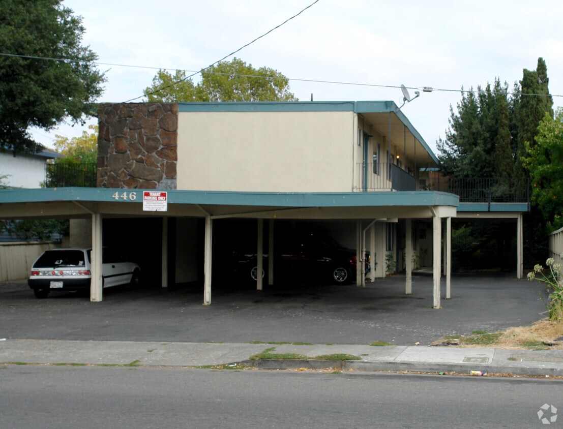 Building Photo - 446 S E St