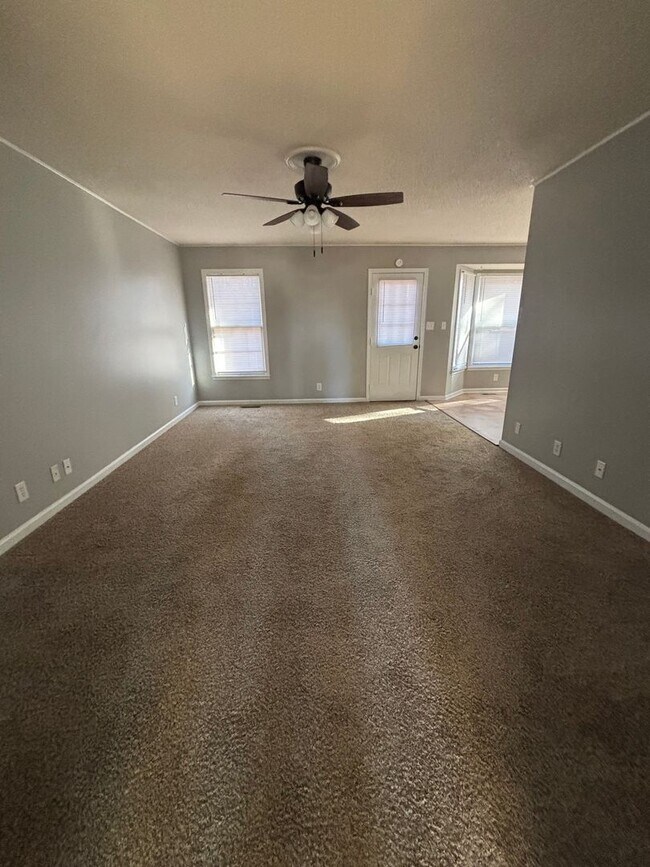 Building Photo - Charming 3 bd/2 ba with Basement!! Home Ne...