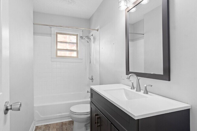 Building Photo - Charming 2 Bed, 1 Bath Clarksville Rental ...