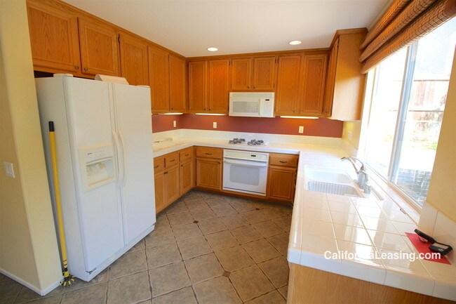 Building Photo - 21111 Oakleaf Canyon Dr