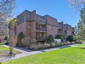 Building Photo - 144 Kenrick St