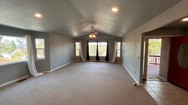 Foto del edificio - 345 Live Oak Dr