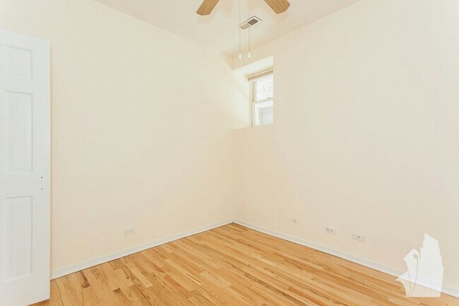Foto del edificio - 2320 N Southport Ave