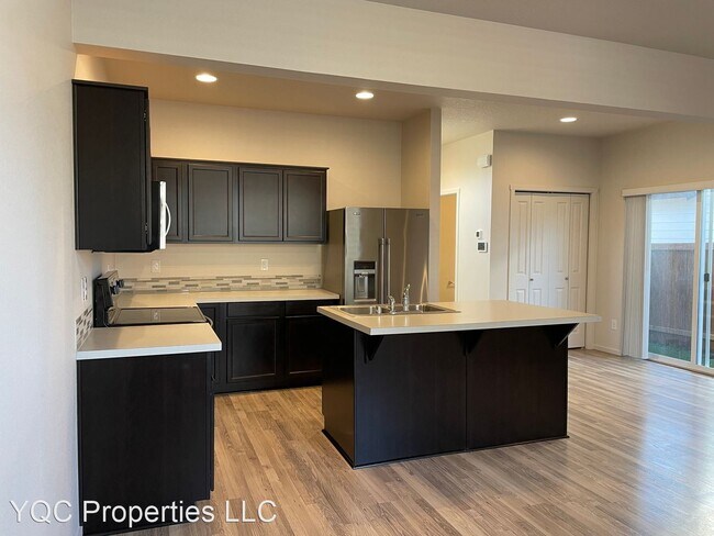 Building Photo - 3 br, 2.5 bath House - 536 NE 138th Place