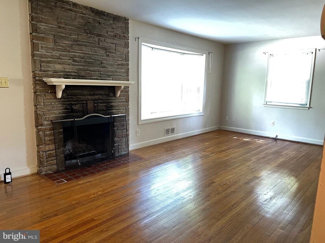 Primary Photo - 10100 Cedar Ln
